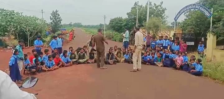 ಚಿಟಗುಪ್ಪ ತಾಲ್ಲೂಕಿನ ಬಸೀರಾಪೂರ್ ಗ್ರಾಮದ ರಸ್ತೆ ತಡೆದು ವಿದ್ಯಾರ್ಥಿಗಳು ಪ್ರತಿಭಟನೆ ನಡೆಸಿದರು
