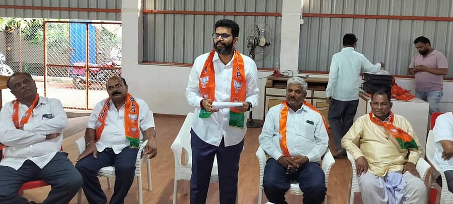 ನರಗುಂದದ ಶಾಸಕ ಸಿ.ಸಿ.ಪಾಟೀಲರ ಗೃಹಕಚೇರಿಯಲ್ಲಿ ಪ್ರಧಾನಮಂತ್ರಿ ನರೇಂದ್ರ ಮೋದಿಯವರ ಜನ್ಮದಿನದ ಅಂಗವಾಗಿ ಸೇವಾ ಪಾಕ್ಷಿಕ ಚಟುವಟಿಕೆಗಳ ಕುರಿತು ನಡೆದ ಸಭೆಯಲ್ಲಿ ಉಮೇಶಗೌಡ ಪಾಟೀಲ ಮಾತನಾಡಿದರು