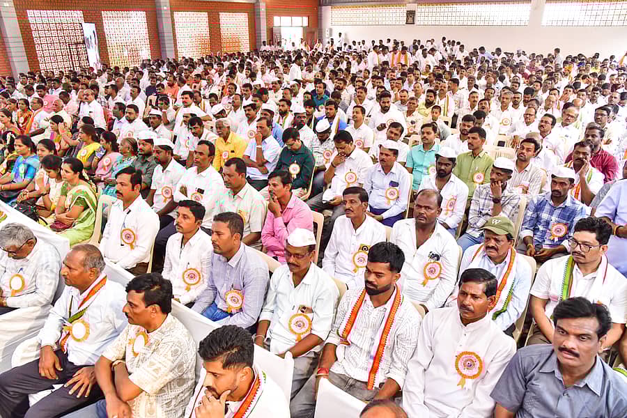 <div class="paragraphs"><p>ಕೊಪ್ಪಳದಲ್ಲಿ ಭಾನುವಾರ ನಡೆದ ಕೆಪಿಟಿಸಿಎಲ್ ಮತ್ತು ವಿವಿಧ ಎಸ್ಕಾಂಗಳ ವೀರಶೈವ ಲಿಂಗಾಯತರ ವೇದಿಕೆ ರಾಜ್ಯಮಟ್ಟದ ಸಮಾವೇಶದಲ್ಲಿ ಪಾಲ್ಗೊಂಡಿದ್ದ ಪದಾಧಿಕಾರಿಗಳು</p></div>