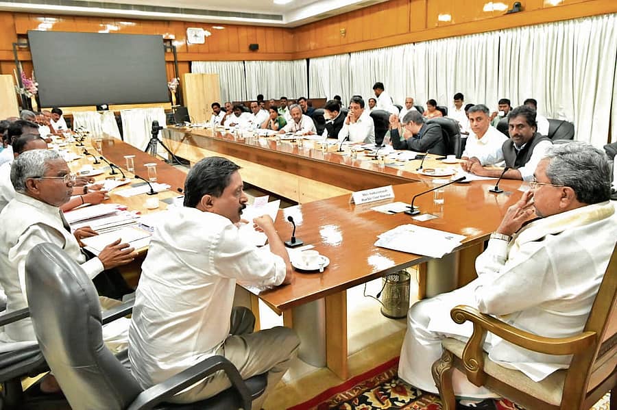 ಪೌರ ಕಾರ್ಮಿಕರ ಸಂಘಟನೆಗಳ ಪ್ರತಿನಿಧಿಗಳ ಜತೆಗೆ ಸಿದ್ದರಾಮಯ್ಯ ಸಭೆ ನಡೆಸಿದರು. ಸಚಿವರಾದ ಬೈರತಿ ಸುರೇಶ್, ರಹೀಂಖಾನ್ ಉಪಸ್ಥಿತರಿದ್ದರು