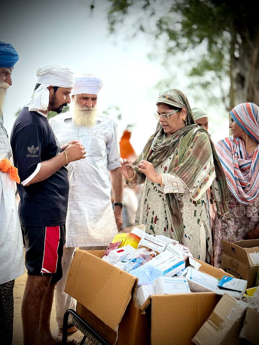 ಭಗತ್‌ ಸಿಂಗ್‌ ಯೂತ್‌ ಬ್ರಿಗೇಡ್‌ ಕಾರ್ಯಕರ್ತರು ಪಂಜಾಬಿನ ಮಚ್ಚಿವಾಲ್‌ದಲ್ಲಿ ಕ್ಯಾಂಪ್‌ ತೆರೆದು ಜನರಿಗೆ ಔಷಧೋಪಚಾರ ಮಾಡಿದರು