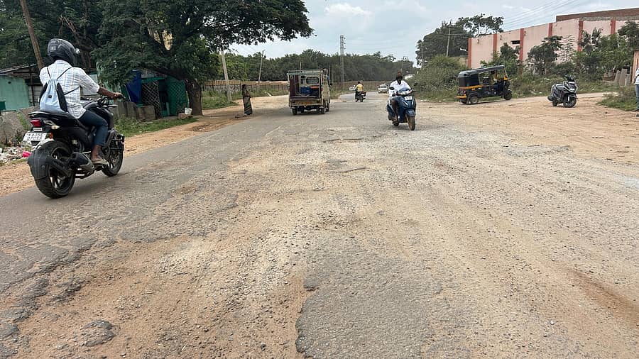 <div class="paragraphs"><p>ಸಂಪೂರ್ಣ ಹಾಳಾಗಿರುವ ಚಿತ್ರದುರ್ಗದ ಕವಾಡಿಗರಹಟ್ಟಿ ರಸ್ತೆಯಲ್ಲೇ ಸಾಗುತ್ತಿರುವ ವಾಹನಗಳು &nbsp; &nbsp; &nbsp; &nbsp; &nbsp; &nbsp; &nbsp; &nbsp; &nbsp; &nbsp; &nbsp; &nbsp; &nbsp; &nbsp; &nbsp; &nbsp; &nbsp; &nbsp; &nbsp; &nbsp; &nbsp; &nbsp; &nbsp; &nbsp; &nbsp; &nbsp; &nbsp; </p></div>