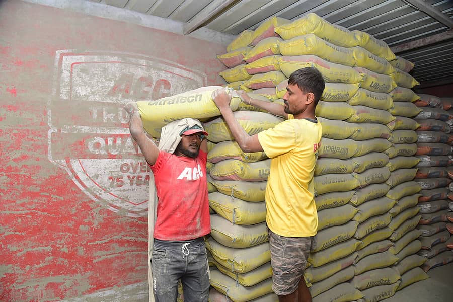 ಹಾವೇರಿಯ ಮಾರುಕಟ್ಟೆಯಲ್ಲಿ ಸಿಮೆಂಟ್ ಚೀಲಗಳನ್ನು ಹೊತ್ತೊಯ್ದು ಹಮಾಲಿ ಕಾರ್ಮಿಕರು