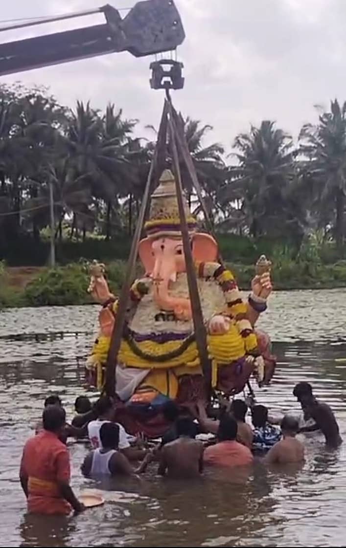 ರಾಮನಗರದ ಮುಖ್ಯರಸ್ತೆಯಲ್ಲಿ ಪ್ರತಿಷ್ಠಾಪಿದ್ದ ದೊಡ್ಡ ಗಣೇಶ ಮೂರ್ತಿಯನ್ನು ಭಾನುವಾರ ರಂಗರಾಯರದೊಡ್ಡಿ ಕೆರೆಯಲ್ಲಿ ಕ್ರೇನ್ ಮೂಲಕ ವಿಸರ್ಜಿಸಲಾಯಿತು