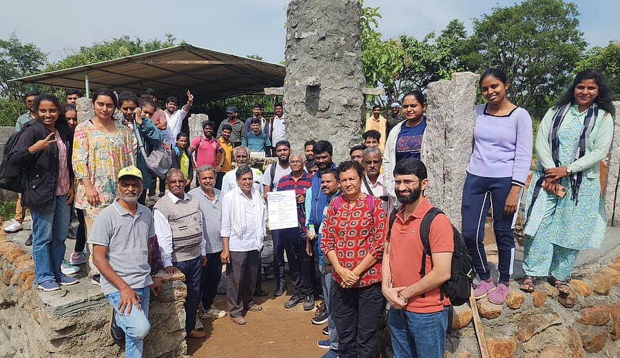 ತೋವಿನಕೆರೆ ಸಮೀಪದ ಸಿದ್ಧರಬೆಟ್ಟ ಅಸುಪಾಸಿನ ಬೆಟ್ಟ ಗುಡ್ಡಗಳಲ್ಲಿ ನಡೆದ ಟ್ರಕ್ಕಿಂಗ್ನಲ್ಲಿ ಪಾಲ್ಗೊಂಡವರು