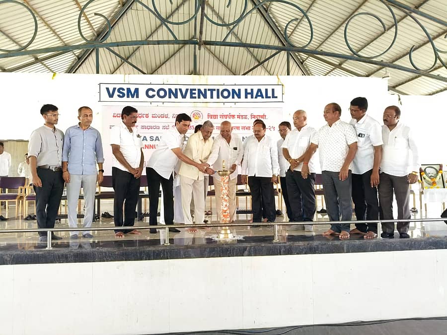 ನಿಪ್ಪಾಣಿಯ ವಿದ್ಯಾಸಂವರ್ಧಕ ಮಂಡಳದ 2024-25ನೇ ಸಾಲಿನ ವಾರ್ಷಿಕ ಮಹಾಸಭೆಯನ್ನು ಅಧ್ಯಕ್ಷ ಚಂದ್ರಕಾಂತ ತಾರಳೆ ಉದ್ಘಾಟಿಸಿದರು 