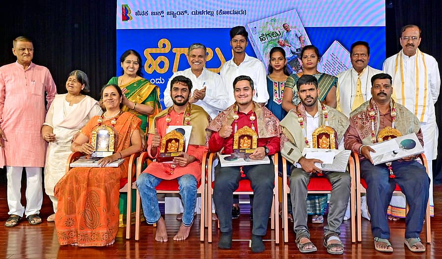 ನಗರದಲ್ಲಿ ಭಾನುವಾರ ನಡೆದ ಲೇಖಕಿ ಭಾರತಿ ಹೆಗಡೆ ರಚಿಸಿರುವ ‘ಹೆಗಲು’ ಪುಸ್ತಕ ಬಿಡುಗಡೆ ಸಮಾರಂಭದಲ್ಲಿ (ಕುಳಿತವರು ಎಡದಿಂದ) ಶಾರದಾ, ಅಮೋಘ, ಸಮರ್ಥ್, ಸುಭಾಷ್ ಮತ್ತು ನಾಗೇಂದ್ರ ಅವರನ್ನು ಗೌರವಿಸಲಾಯಿತು.–ಪ್ರಜಾವಾಣಿ ಚಿತ್ರ