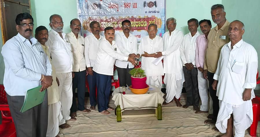 ಬೆನಕಟ್ಟಿಯಲ್ಲಿ ಜರುಗಿದ ವಿಶ್ವಭಾರತಿ ಕ್ರೆಡಿಟ್ ಸೌಹಾರ್ದ ಸಹಕಾರ ಸಂಘದ ವಾರ್ಷಿಕ ಸರ್ವ ಸಾಧಾರಣ ಸಭೆಯನ್ನು ಮಾಲತೇಶ ಅಮಾತೆಪ್ಪನವರ ಉದ್ಘಾಟಿಸಿದರು