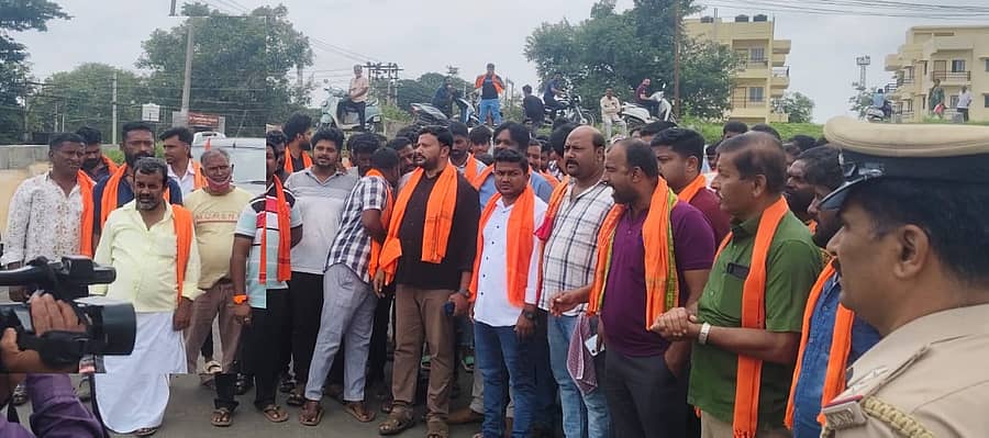ಬಾನು ಮುಷ್ತಾಕ್‌ ಅವರು ದಸರಾ ಉದ್ಘಾಟನೆಗೆ ಮಾಡುವುದನ್ನು ವಿರೋಧಿಸಿ ‘ಚಾಮುಂಡಿ ಬೆಟ್ಟ ಚಲೋ’ ಹಮ್ಮಿಕೊಂಡಿದ್ದ ಬಜರಂಗಸೇನೆ ಕಾರ್ಯಕರ್ತರನ್ನು ಮಂಡ್ಯ ನಗರದಲ್ಲಿ ಪೊಲೀಸರು ತಡೆದರು