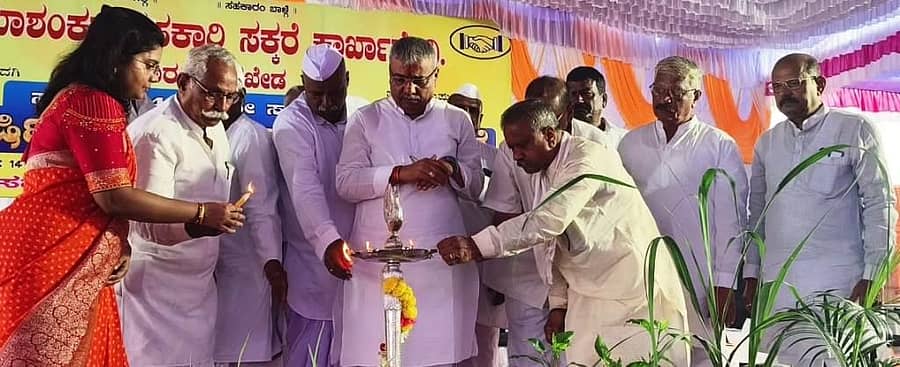 ಇಂಡಿ ತಾಲ್ಲೂಕಿನ ಮರಗೂರ ಗ್ರಾಮದ ಶ್ರೀ ಭೀಮಾಶಂಕರ ಸಹಕಾರಿ ಸಕ್ಕರೆ ಕಾರ್ಖಾನೆಯ ಆವರಣದಲ್ಲಿ ಭಾನುವಾರ ಆಯೋಜಿಸಿದ್ದ ಕಾರ್ಖಾನೆಯ 7ನೇ ವರ್ಷದ ಸರ್ವಸಾಧಾರಣ ಮಹಾ ಸಭೆಯನ್ನು ಶಾಸಕ ಯಶವಂತರಾಯಗೌಡ ಪಾಟೀಲ ಉದ್ಘಾಟಿಸಿದರು.  