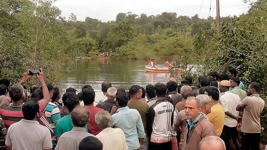 ಬಂಟೋಡಿ ಬಳಿಯ ಹೊಳೆಯಲ್ಲಿ ಅಗ್ನಿಶಾಮಕ ದಳದವರು ಶವಕ್ಕಾಗಿ ಹುಡುಕಾಟ ನಡೆಸಿದರು