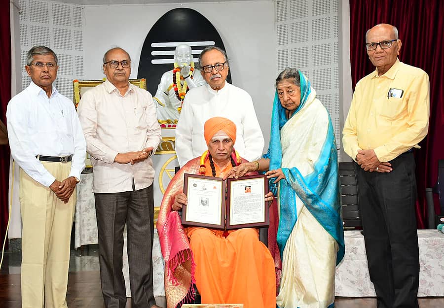 ಕಲಬುರಗಿಯ ಅನುಭವ ಮಂಟಪದಲ್ಲಿ ಬೆಂಗಳೂರಿನ ಬೇಲಿಮಠದ ಶಿವರುದ್ರ ಸ್ವಾಮೀಜಿ ಅವರಿಗೆ ಭಾನುವಾರ ‘ಡಾ.ಬಿ.ಡಿ.ಜತ್ತಿ ಸಂಶೋಧನ ಪ್ರಶಸ್ತಿ’ ಪ್ರದಾನ ಮಾಡಲಾಯಿತು. ಅರವಿಂದ ಜತ್ತಿ, ವಿಲಾಸವತಿ ಖೂಬಾ, ವೀರಣ್ಣ ದಂಡೆ, ಕೆ.ಎಸ್‌.ವಾಲಿ, ಉದ್ದಂಡಯ್ಯ ಪಾಲ್ಗೊಂಡಿದ್ದರು