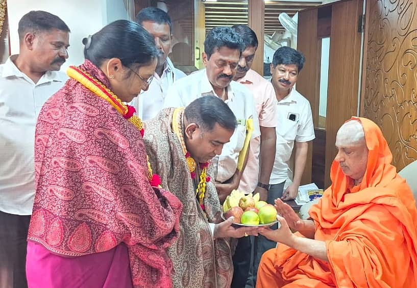 ಮೈಸೂರಿನ ಸುತ್ತೂರು ಶಾಖಾ ಮಠದಲ್ಲಿ ಭಾನುವಾರ ಜಯದೇವ ಹೃದ್ರೋಗ ಮತ್ತು ಸಂಶೋಧನಾ ಸಂಸ್ಥೆ ನಿರ್ದೇಶಕ ಡಾ.ಬಿ. ದಿನೇಶ್ ದಂಪತಿ ಶಿವರಾತ್ರಿ ದೇಶಿಕೇಂದ್ರ ಸ್ವಾಮೀಜಿ ಆಶೀರ್ವಾದ ಪಡೆದರು