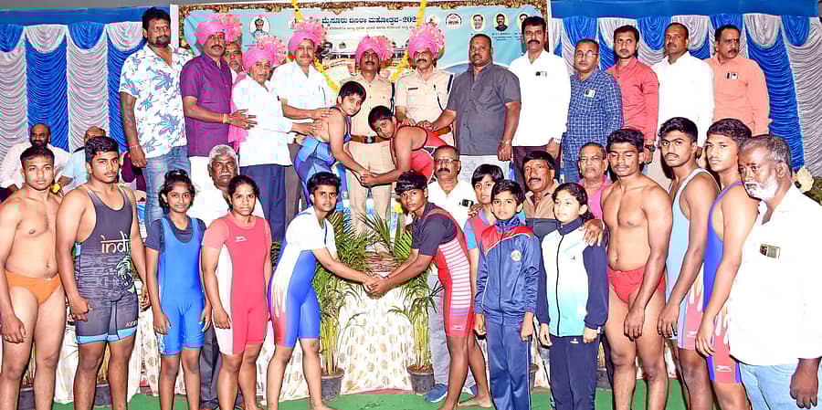 <div class="paragraphs"><p>ಚಾಮುಂಡಿ ವಿಹಾರ ಕ್ರೀಡಾಂಗಣದಲ್ಲಿ ಭಾನುವಾರ ನಾಡಕುಸ್ತಿಯಲ್ಲಿ ಪಾಲ್ಗೊಳ್ಳುವ ಜೋಡಿಗಳಿಗೆ ಜೊತೆ ಕಟ್ಟುವ ಕಾರ್ಯಕ್ಕೆ ಕುಸ್ತಿ ಉಪ ಸಮಿತಿಯ ಉಪ ವಿಶೇಷಾಧಿಕಾರಿ ಎಲ್. ನಾಗೇಶ್, ಕಾರ್ಯಾಧ್ಯಕ್ಷ ಎಚ್.ಸಿ. ನಾಗೇಂದ್ರಪ್ಪ ಚಾಲನೆ ನೀಡಿದರು. ಜಿ.ಎಸ್. ರಘು, ನವೀನ್ ಚಂದ್ರ, ಬಸವರಾಜು, ಕೆ. ವಿಶ್ವನಾಥ್ ಜೊತೆಗಿದ್ದರು </p></div>