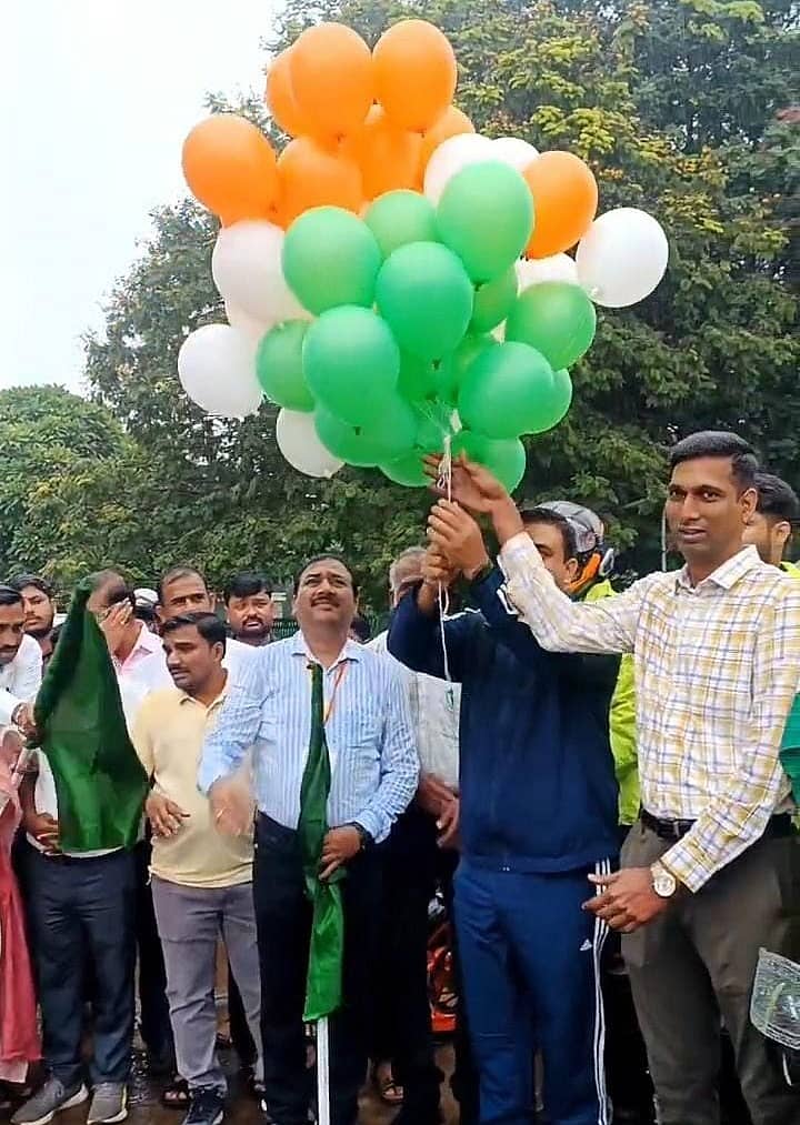 ವಿಜಯಪುರ ನಗರದ ಗೋಳಗುಮ್ಮಟ ಆವರಣದಲ್ಲಿ ಭಾನುವಾರ ‘ನನ್ನ ಮತ ನನ್ನ ಹಕ್ಕು’ ಜಾಗೃತಿ ಅಭಿಯಾನದ ಬೈಕ್ ರ್ಯಾಲಿಗೆ ಜಿಲ್ಲಾಧಿಕಾರಿ ಡಾ. ಕೆ.ಆನಂದ್ ಚಾಲನೆ ನೀಡಿದರು