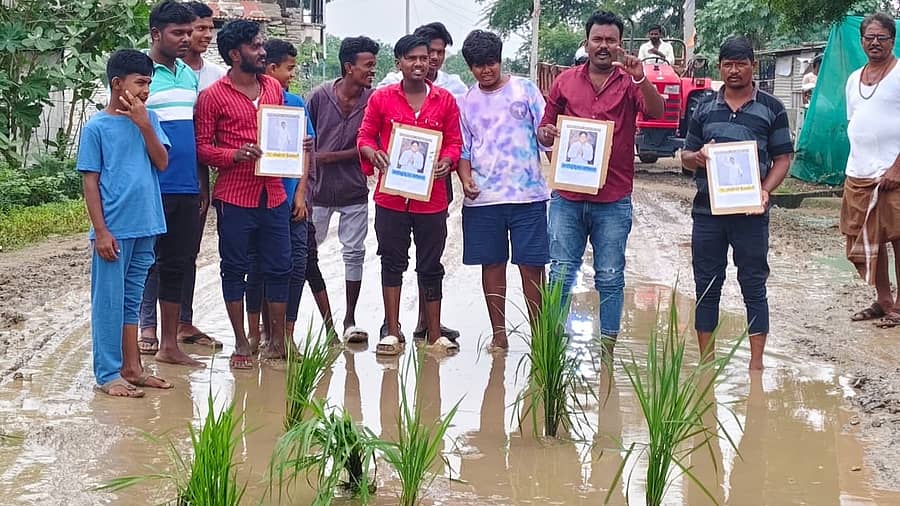 <div class="paragraphs"><p>ರಸ್ತೆಯಲ್ಲೇ ಭತ್ತ ನಾಟಿ ಮಾಡಿ ಆಕ್ರೋಶ</p></div>