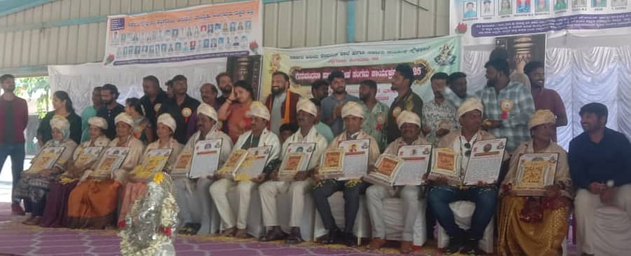 ಆನೇಕಲ್ ತಾಲ್ಲೂಕಿನ ಹೆಬ್ಬಗೋಡಿ ಸರ್ಕಾರಿ ಹಿರಿಯ ಪ್ರಾಥಮಿಕ ಶಾಲೆ, ಸರ್ಕಾರಿ ಸಂಯುಕ್ತ ಪ್ರೌಢ ಶಾಲೆಯಲ್ಲಿ ಭಾನುವಾರ ಗುರುವಂದನಾ ಕಾರ್ಯಕ್ರಮದಲ್ಲಿ ಶಿಕ್ಷಕರನ್ನು ಸನ್ಮಾನಿಸಲಾಯಿತು