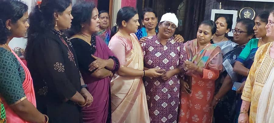 ಬಂಗಾರಪೇಟೆ ಪಟ್ಟಣದ ಪಲವ ತಿಮ್ಮನಹಳ್ಳಿ ವಾರ್ಡ್‌ನಲ್ಲಿ ವಾಸವಾಗಿರುವ ಶಿಕ್ಷಕಿ ಮಂಜುಳಾ ಅವರ ಮನೆಗೆ ರಾಜ್ಯ ಮಹಿಳಾ ನೌಕರರ ಸಂಘದ ರಾಜ್ಯಾಧ್ಯಕ್ಷೆ ರೋಹಿಣಿ ಗೌಡ ಸಾಂತ್ವನ ಹೇಳಿದರು