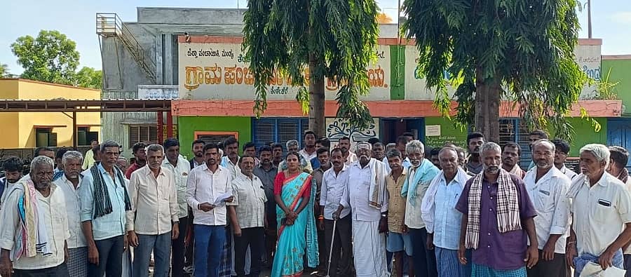 <div class="paragraphs"><p>ಕೆ.ಆರ್.ಪೇಟೆ. ತಾಲ್ಲೂಕಿನ ತೆಂಡೇಕೆರೆಯಲ್ಲಿರುವ ರೈತ ಸಂಪರ್ಕ ಕೇಂದ್ರವನ್ನು ಸ್ಥಳಾಂತರ ಮಾಡಬಾರದೆಂದು ಒತ್ತಾಯಿಸಿ ತೆಂಡೇಕೆರೆ ಗ್ರಾಮ ಪಂಚಾಯತಿ ಅಧ್ಯಕ್ಷರು ಮತ್ತು ಸದಸ್ಯರ ನೇತೃತ್ವದಲ್ಲಿ ಒತ್ತಾಯಿಸಲಾಯಿತು</p></div>