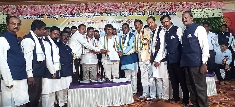 ರಾಣೆಬೆನ್ನೂರಿನಲ್ಲಿ ಭಾನುವಾರ ನಡೆದ ಸಮಾರಂಭದಲ್ಲಿ ಕರ್ನಾಟಕ ರಾಜ್ಯ ಅನುದಾನಿತ ಪ್ರಾಥಮಿಕ ಶಾಲಾ ಶಿಕ್ಷಕರ ಸಂಘದ ಪದಾಧಿಕಾರಿಗಳು ಸಚಿವ ಮಧು ಬಂಗಾರಪ್ಪ ಹಾಗೂ ಉಪ ಸಭಾಪತಿ ರುದ್ರಪ್ಪ ಲಮಾಣಿ ಅವರಿಗೆ ಮನವಿ ಸಲ್ಲಿಸಿದರು