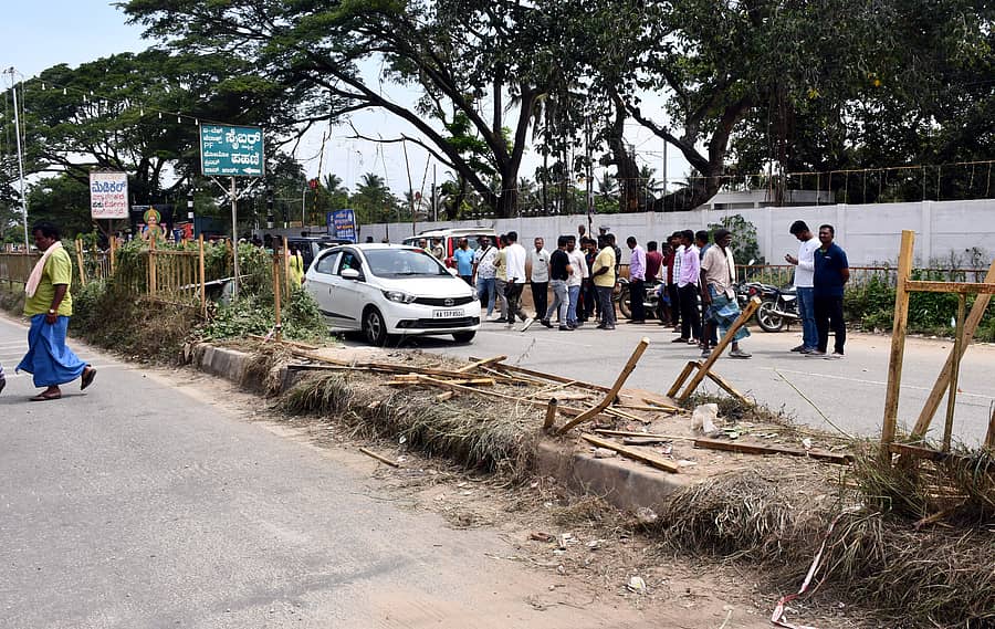 ಶುಕ್ರವಾರ ಮೊಸಳೆಹೊಸಹಳ್ಳಿಯಲ್ಲಿ ಸಂಭವಿಸಿದ ರಸ್ತೆ ಅಪಘಾತದ ವೇಳೆ ಕಂಟೈನರ್‌ ಲಾರಿ ಗುದ್ದಿದ ರಸ್ತೆ ವಿಭಜಕ