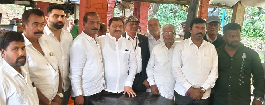 ರಾಮನಗರದ ಖಾಸಗಿ ಹೋಟೆಲ್‌ನಲ್ಲಿ ನಡೆದ ಸುದ್ದಿಗೋಷ್ಠಿಯಲ್ಲಿ ಅಖಿಲ ಭಾರತ ಕುಂಬಾರ ಮಹಾಸಭಾ ರಾಷ್ಟ್ರೀಯ ಅಧ್ಯಕ್ಷ ಡಾ. ಶಿವಕುಮಾರ ಚೌಡಶೆಟ್ಟಿ, ರಾಜ್ಯಾಧ್ಯಕ್ಷ ನಿತ್ಯಾಭರಣ ಚೌಡಶೆಟ್ಟಿ, ಹಿಂದುಳಿದ ಜಾತಿಗಳ ಮಹಾ ಒಕ್ಕೂಟದ ಜಿಲ್ಲಾಧ್ಯಕ್ಷ ರೈಡ್ ನಾಗರಾಜ್, ಪ್ರಧಾನ ಕಾರ್ಯದರ್ಶಿ ನಾರಾಯಣ್ ಹಾಗೂ ಇತರರು ಇದ್ದರು