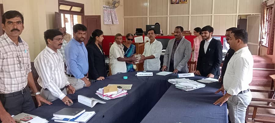 ಭಟ್ಕಳದ ಜೆ.ಎಂ.ಎಫ್‌.ಸಿ ನ್ಯಾಯಾಲಯದಲ್ಲಿ ನಡೆದ ಲೋಕ ಅದಾಲತ್‌ನಲ್ಲಿ ವೃದ್ದ ದಂಪತಿಗೆ ವಾಹನ ಅಪಘಾತ ಪರಿಹಾರ ಕೊಡಿಸಲಾಯಿತು