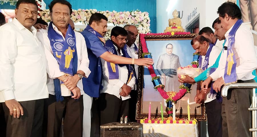 ಚನ್ನರಾಯಪಟ್ಟಣದಲ್ಲಿ ಭಾನುವಾರ ನಡೆದ ಜನ ಜಾಗೃತಿ ಸಮಾವೇಶದಲ್ಲಿ ಅಂಬೇಡ್ಕರ್ ಭಾವಚಿತ್ರಕ್ಕೆ ಸಾಹಿತಿ ಬಂಜಗೆರೆ ಜಯಪ್ರಕಾಶ್, ಗುರುಪ್ರಸಾದ್ ಕೆರೆಗೊಡು, ಎಂ.ಎ. ಗೋಪಾಲಸ್ವಾಮಿ ಪುಷ್ಪ ನಮನ ಸಲ್ಲಿಸಿದರು