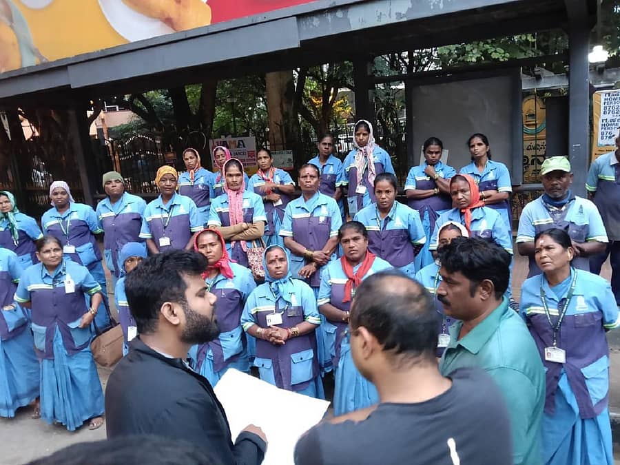 ಬೆಂಗಳೂರು ಉತ್ತರ ನಗರ ಪಾಲಿಕೆ ಆಯುಕ್ತ ಪೊಮ್ಮಲ ಸುನೀಲ್ ಕುಮಾರ್ ಭಾನುವಾರ ಸರ್ವಜ್ಞನಗರ ಕ್ಷೇತ್ರದ ಬಾಣಸವಾಡಿಯ ಬಿಎಸ್ಎನ್ಎಲ್ ಮಸ್ಟರಿಂಗ್ ಪಾಯಿಂಟ್ಗೆ ಭೇಟಿ ನೀಡಿ ಪರಿಶೀಲಿಸಿದರು