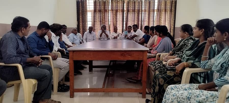 ಚಾಮರಾಜನಗರದ ಪ್ರವಾಸಿ ಮಂದಿರದಲ್ಲಿ ಆಕ್ಸಿಜನ್ ದುರಂತದದಲ್ಲಿ ಮೃತಪಟ್ಟವರ ಕುಟುಂಬ ಸದಸ್ಯರು, ಪ್ರಗತಿಪರ, ರೈತಪರ, ಕನ್ನಡಪರ ಸಂಘಟನೆಗಳ ಮುಖಂಡರು ಭಾನುವಾರ ಸಭೆ ನಡೆಸಿದರು