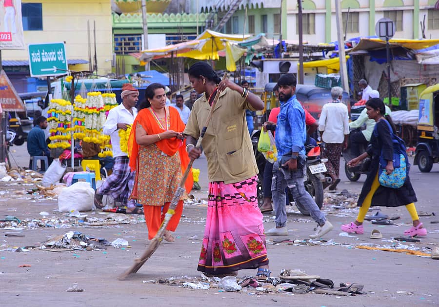 <div class="paragraphs"><p>ಚಿತ್ರದುರ್ಗದ ಗಾಂಧಿ ವೃತ್ತದಲ್ಲಿ ಭಾನುವಾರ ಸ್ವಚ್ಛತಾ ಕಾರ್ಯ ನಡೆಸಿದ ಪೌರ ಕಾರ್ಮಿಕರು </p></div>