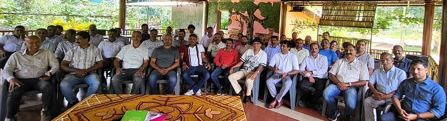 ಗೋಣಿಕೊಪ್ಪಲು ಬಳಿಯ ಪೊನ್ನಂಪೇಟೆಯಲ್ಲಿ ನಡೆದ ಜಬ್ಬೂಮಿ ಸಂಘಟನೆಯ ಸಭೆಯಲ್ಲಿ ಮುಖಂಡರು ಪಾಲ್ಗೊಂಡಿದ್ದರು