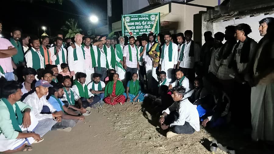 ಗುಂಡ್ಲುಪೇಟೆ ತಾಲ್ಲೂಕಿನ ಬೇರಂಬಾಡಿ ಗ್ರಾಮದಲ್ಲಿ ಸಾಮೂಹಿಕ ನಾಯಕತ್ವದ ಕರ್ನಾಟಕ ರಾಜ್ಯ ರೈತ ಸಂಘ ಹಾಗೂ ಹಸಿರು ಸೇನೆ ಗ್ರಾಮ ಘಟಕವನ್ನು ರೈತದ ಜಿಲ್ಲಾ ಘಟಕದ ಅಧ್ಯಕ್ಷ ಹೊನ್ನೂರು ಪ್ರಕಾಶ್ ಉದ್ಘಾಟಿಸಿದರು