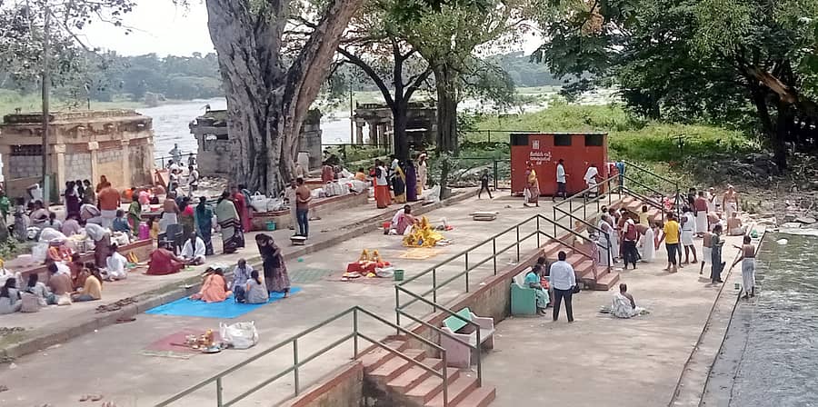 <div class="paragraphs"><p>ಶ್ರೀರಂಗಪಟ್ಟಣದ ಸ್ನಾನ ಘಟ್ಟದ ಬಳಿ, ಕಾವೇರಿ ನದಿ ತೀರದಲ್ಲಿ ಪಿತೃಗಳಿಗೆ ತರ್ಪಣ ಬಿಡಲು ಭಾನುವಾರ ಸೇರಿದ್ದ ಜನ</p></div>