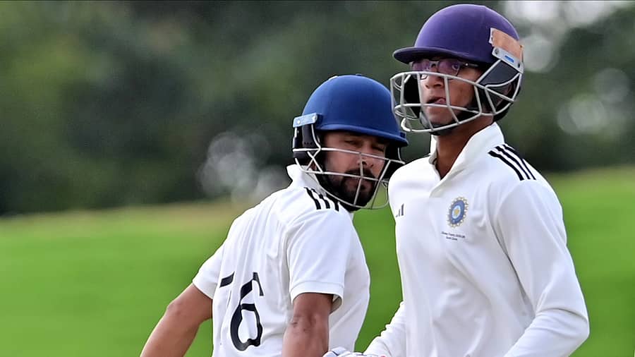 <div class="paragraphs"><p>ಬೆಂಗಳೂರಿನ ಬಿಸಿಸಿಐ ಸೆಂಟರ್ ಆಫ್ ಎಕ್ಸೆಲೆನ್ಸ್ ಕ್ರೀಡಾಂಗಣದಲ್ಲಿ ಶುಕ್ರವಾರ ನಡೆದ ದುಲೀಪ್ ಟ್ರೋಫಿ ಫೈನಲ್ ಪಂದ್ಯದ ನಾಲ್ಕನೇ ದಿನದ ಆಟದಲ್ಲಿ ಕೇಂದ್ರ ವಲಯದ ವಿರುದ್ಧ ದಕ್ಷಿಣ ವಲಯದ ಅಂಕಿತ್ ಶರ್ಮ ಮತ್ತು ಆಂಡ್ರೆ ಸಿದ್ಧಾರ್ಥ್ ಶತಕದ ಜೊತೆಯಾಟದಲ್ಲಿ ಭಾಗಿಯಾದರು. </p></div>