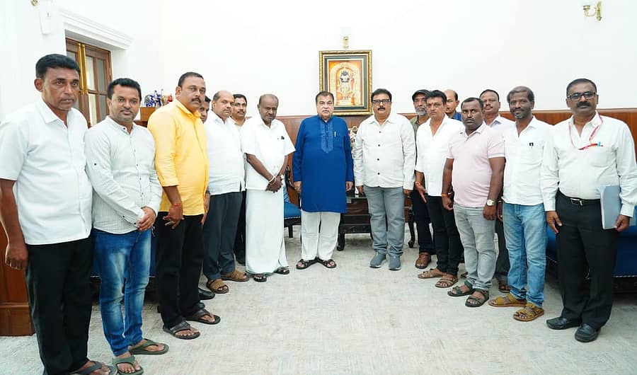 ಶ್ರೀರಂಗಪಟ್ಟಣ-ಕುಶಾಲನಗರ ಸಂಪರ್ಕಿಸುವ ರಾಷ್ಟ್ರೀಯ ಹೆದ್ದಾರಿಯಲ್ಲಿ ಸರ್ವೀಸ್ ರಸ್ತೆ ನಿರ್ಮಿಸುವಂತೆ ಕೇಂದ್ರ ಸಚಿವ ಎಚ್.ಡಿ.ಕುಮಾರಸ್ವಾಮಿ, ಮಾಜಿ ಶಾಸಕ ರವೀಂದ್ರ ಶ್ರೀಕಂಠಯ್ಯ ಅವರ ನೇತೃತ್ವದಲ್ಲಿ ರೈತರ ನಿಯೋಗವು ನವದೆಹಲಿಯಲ್ಲಿ ಹೆದ್ದಾರಿ ಹಾಗೂ ಭೂಸಾರಿಗೆ ಸಚಿವ ನಿತಿನ್ ಗಡ್ಕರಿ ಅವರಲ್ಲಿ ಮನವಿ ಸಲ್ಲಿಸಿತು