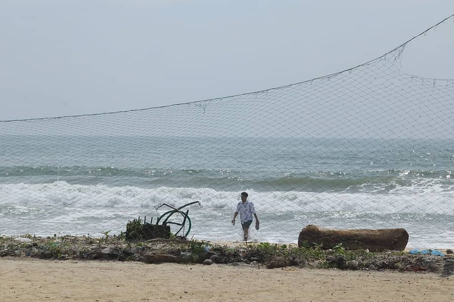 ಮಲ್ಪೆ ಬೀಚ್ನಲ್ಲಿ ತಡೆಬೇಲಿ ದಾಟಿ ಹೋಗಿ ಪ್ರವಾಸಿಗನೊಬ್ಬ ಸಮುದ್ರಕ್ಕೆ ಇಳಿದಿರುವುದು