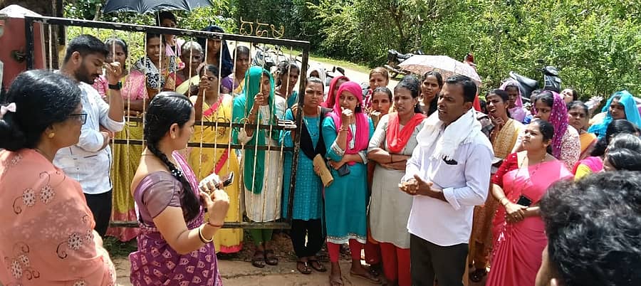 ಶಿಕ್ಷಕಿಯ ವರ್ಗಾವಣೆ ವಿರೋಧಿಸಿ, ವರ್ಗಾವಣೆ ಆದೇಶ ಹಿಂಪಡೆಯುವಂತೆ ಆಗ್ರಹಿಸಿ ಪುತ್ತೂರು ತಾಲ್ಲೂಕಿನ ಆನಡ್ಕ ಸರ್ಕಾರಿ ಶಾಲೆ ಮಕ್ಕಳ ಪೋಷಕರು ಶಾಲೆಯ ಎದುರು ಪ್ರತಿಭಟನೆ ನಡೆಸಿದರು