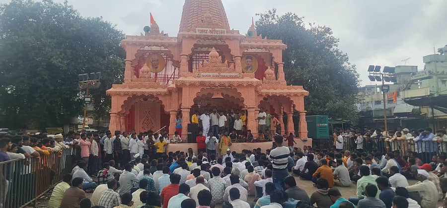 ಆಳಂದ ಪಟ್ಟಣದಲ್ಲಿ ಹಿಂದೂ ಮಹಾ ಗಣಪತಿ ಶೋಭಯಾತ್ರೆಗೆ ಸಿದ್ಧತೆಯೊಂದಿಗೆ ರಸ್ತೆಯಲ್ಲಿ ಪ್ರಮುಖ ಕಂಬಗಳಿಗೆ ಹಿಂದೂ ಧ್ವಜ ಕಟ್ಟಲು ಪುರಸಭೆ ಅಧ್ಯಕ್ಷ ಫಿರ್ದೋಸ ಅನ್ಸಾರಿ ಅಡ್ಡಿಪಡೆಸಿದ್ದಾರೆ ಎಂದು ಆಪಾದಿಸಿ ಅವರನ್ನು ಬಂಧಿಸಬೇಕು ಹಾಗೂ ಧ್ವಜಗಳನ್ನು ಕಟ್ಟಲು ಅನುವು ಮಾಡಿಕೊಡಲು ಆಗ್ರಹಿಸಿ ಕಾರ್ಯಕರ್ತರು ಪ್ರತಿಭಟನೆ ನಡೆಸಿರುವ ಚಿತ್ರ