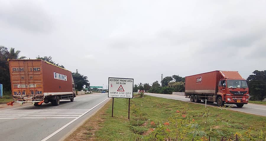 ಮರಿಯಮ್ಮನಹಳ್ಳಿ ಸಮೀಪದ ದೇವಲಾಪುರ ಕ್ರಾಸ್ ಬಳಿಯ ರಾಷ್ಟ್ರೀಯ ಹೆದ್ದಾರಿ-50ರ ಮಧ್ಯದಲ್ಲಿ ‘ಅಪಘಾತ ಪೀಡಿತ ಪ್ರದೇಶ, ನಿಧಾನವಾಗಿ ಚಾಲನೆ ಮಾಡಿ’ ಎಂಬ ಫಲಕ ಅಳವಡಿಸಲಾಗಿದೆ