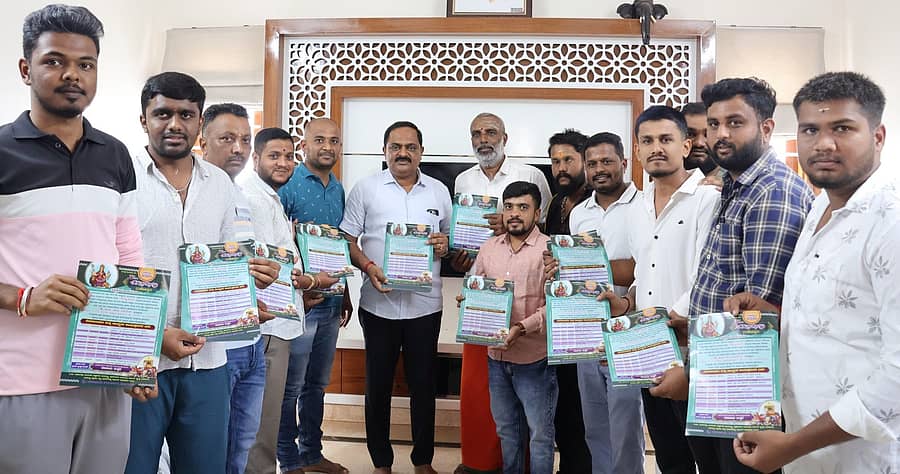 ಕಡೂರು ಪಟ್ಟಣದ ಛತ್ರದ ಬೀದಿಯ ಶ್ರೀದುರ್ಗಾ ಸೇವಾ ಸಮಿತಿಯಿಂದ ಶರನ್ನವರಾತ್ರಿ ಮಹೋತ್ಸವದ ಅಂಗವಾಗಿ ನಡೆಯಲಿರುವ ‘ಕಡೂರು ದಸರಾ’ದ ಆಹ್ವಾನ ಪತ್ರಿಕೆಯನ್ನು ಶಾಸಕ ಕೆ.ಎಸ್.ಆನಂದ್ ಬಿಡುಗಡೆ ಮಾಡಿದರು