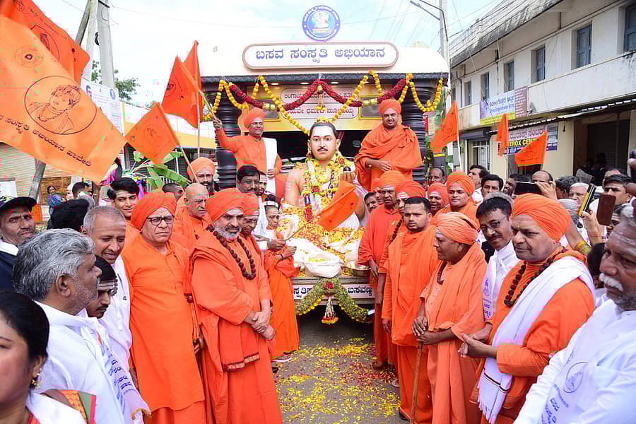 ರಾಜ್ಯದಾದ್ಯಂತ ಹಮ್ಮಿಕೊಂಡಿರುವ ‘ಬಸವ ಸಂಸ್ಕೃತಿ ಅಭಿಯಾನ’ವನ್ನು ಹಾವೇರಿಯಲ್ಲಿ ಭಾನುವಾರ ಅದ್ಧೂರಿಯಾಗಿ ಸ್ವಾಗತಿಸಲಾಯಿತು