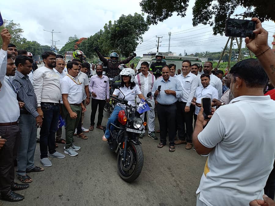 ಹಾಸನದಲ್ಲಿ ಭಾನುವಾರ ನಡೆದ ಬೈಕ್ ರ್ಯಾಲಿಯಲ್ಲಿ ಬೈಕ್ ಚಾಲನೆ ಮಾಡುವ ಮೂಲಕ ಜಿಲ್ಲಾಧಿಕಾರಿ ಕೆ.ಎಸ್. ಲತಾಕುಮಾರಿ ಗಮನ ಸೆಳೆದರು