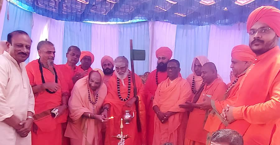 ಶಿಗ್ಗಾವಿ ತಾಲ್ಲೂಕಿನ ಬಂಕಾಪುರ ಪಟ್ಟಣದಲ್ಲಿ ಭಾನುವಾರ ನಡೆದ ವೀರಭದ್ರೇಶ್ವರ ಸ್ವಾಮಿ, ಭದ್ರಕಾಳಿ ದೇವಿ ಪ್ರತಿಷ್ಠಾಪನೆ, ಮಂಡಲ ಮಹಾಪೂಜಾ ಮುಕ್ತಾಯ ಸಮಾರಂಭವನ್ನು ಬಾಳೆಹೊನ್ನೂರ ರಂಭಾಪುರಿ ಪೀಠದ ವೀರಸೋಮೇಶ್ವರ ಶಿವಾಚಾರ್ಯ ಸ್ವಾಮೀಜಿ ಉದ್ಘಾಟಿಸಿದರು