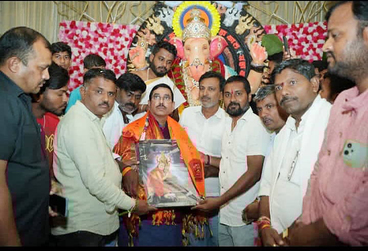 ಶಿಗ್ಗಾವಿಯಲ್ಲಿ ಕೇಂದ್ರ ಸಚಿವ ಪ್ರಲ್ಹಾದ ಜೋಶಿ ಅವರನ್ನು ಗಣೇಶ ಮಂಡಳಿ ಸದಸ್ಯರು ಸನ್ಮಾನಿಸಿದರು