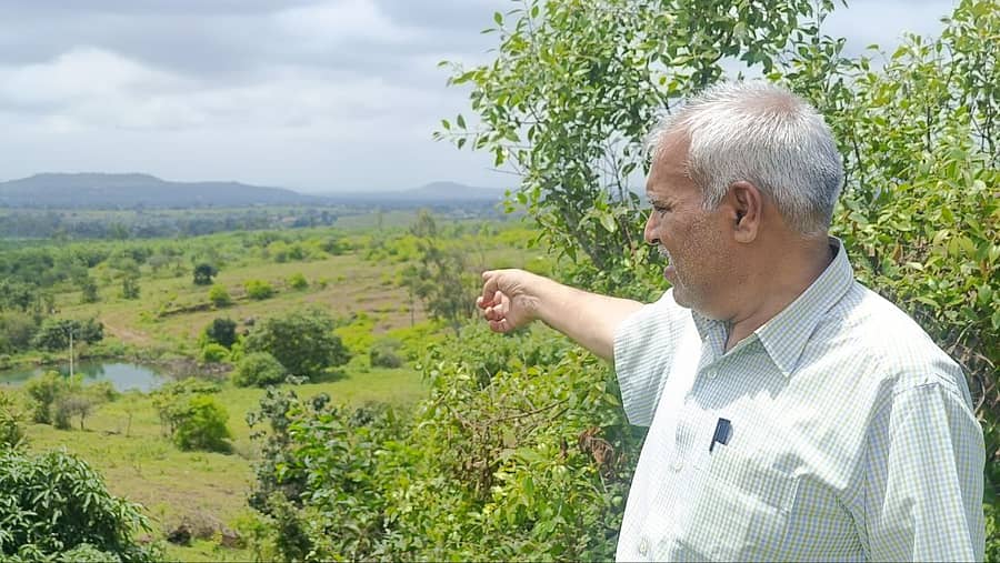 ಚಿಕ್ಕೋಡಿ ತಾಲ್ಲೂಕಿನ ಹತ್ತರವಾಟದಲ್ಲಿ ನಿರ್ಮಿಸಿದ ಕೆರೆಗಳನ್ನು ಎಸ್.ಸಿ.ಕಮತೆ ತೋರಿಸಿದರು