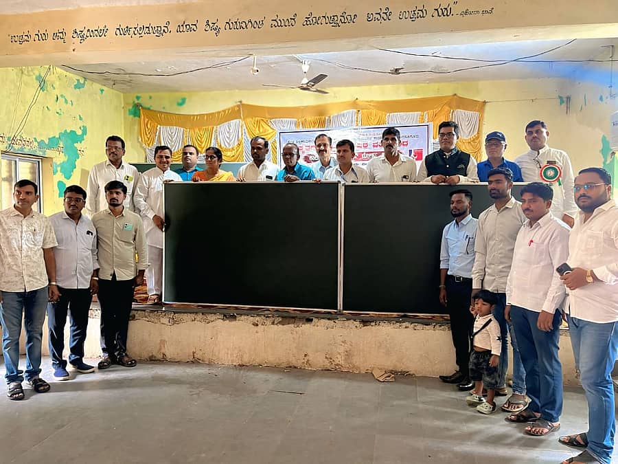 <div class="paragraphs"><p>ಲಿಂಗಸುಗೂರು ತಾಲ್ಲೂಕಿನ 14 ಸರ್ಕಾರಿ ಶಾಲೆಗಳಿಗೆ ಕೃತಗ್ಯತಾ ಟ್ರಸ್ಟ್ ಪೂರೈಸಿದ ಗ್ರೀನ್ ಬೋರ್ಡ್ಗಳನ್ನು ಆಯಾ ಶಾಲಾ ಶಿಕ್ಷಕರಿಗೆ ವಿತರಿಸಲಾಯಿತು</p></div>