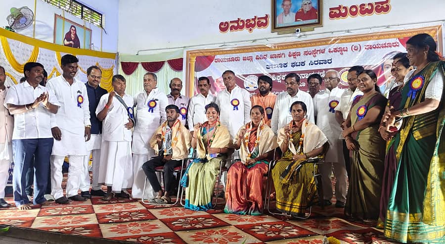 ಸಿರವಾರದಲ್ಲಿ ಭಾನುವಾರ ವಿವಿಧ ಖಾಸಗಿ ಶಿಕ್ಷಣ ಸಂಸ್ಥೆಗಳ ಒಕ್ಕೂಟದ ತಾಲ್ಲೂಕು ಘಟಕದಿಂದ 2025-26ನೇ ಸಾಲಿನ ತಾಲ್ಲೂಕು ಮಟ್ಟದ ಶಿಕ್ಷಕರ ದಿನಾಚರಣೆ ಕಾರ್ಯಕ್ರಮದಲ್ಲಿಉತ್ತಮ ಶಿಕ್ಷಕ ಪಡೆದ ನಾಲ್ವರನ್ನು ಬಂಗಾರ ಪದಕ ನೀಡಿ ಗೌರವಿಸಲಾಯಿತು