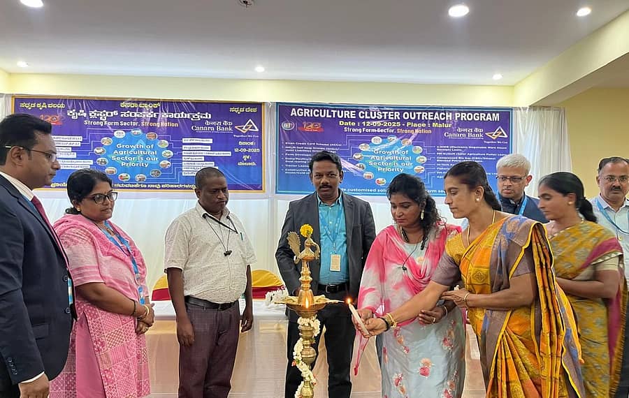 ಮಾಲೂರಿನಲ್ಲಿ ಕೆನರಾ ಬ್ಯಾಂಕ್ ಹಮ್ಮಿಕೊಂಡಿದ್ದ ಸಾಲ ಮೇಳ ಮತ್ತು ಆರ್ಥಿಕ ಜಾಗೃತಿ ಕಾರ್ಯಕ್ರಮಕ್ಕೆ ಸ್ವಸಹಾಯ ಗುಂಪುಗಳ ಸದಸ್ಯರು ಚಾಲನೆ ನೀಡಿದರು.