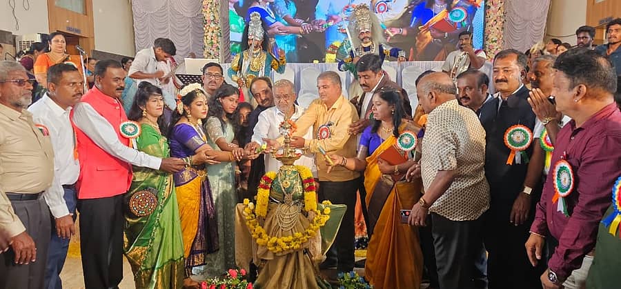 ಮೈಸೂರಿನ ಹೂಟಗಳ್ಳಿ ಸರಸ್ವತಿ ಕನ್ವೆನ್ಷನ್ ಹಾಲ್ನಲ್ಲಿ ಶನಿವಾರ ಆಯೋಜಿಸಿದ್ದ ತಾಲ್ಲೂಕು ಮಟ್ಟದ ಶಿಕ್ಷಕರ ದಿನಾಚರಣೆ ಸಮಾರಂಭವನ್ನು ಶಾಸಕ ಜಿ.ಟಿ.ದೇವೇಗೌಡ ಉದ್ಘಾಟಿಸಿದರು